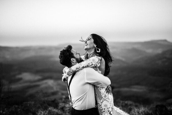 Photo Embracing couple