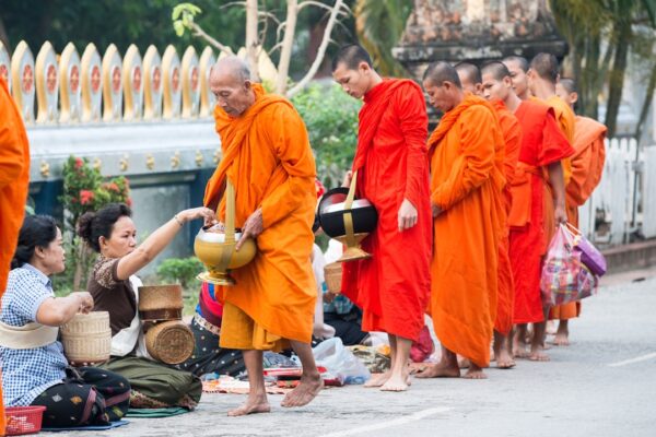 Photo Meditating monk
