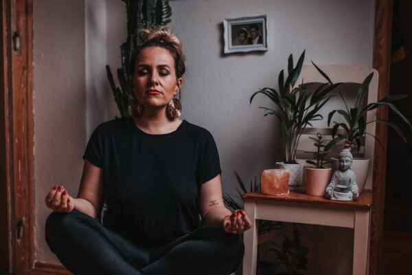 Photo Meditating monk