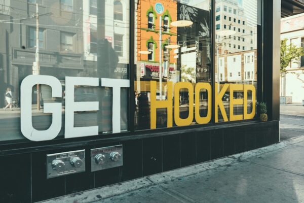 Photo Hooked: How to Build Habit-Forming Products by Nir Eyal