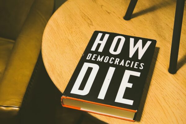 Photo Made to Stick: Why Some Ideas Survive and Others Die by Chip Heath and Dan Heath