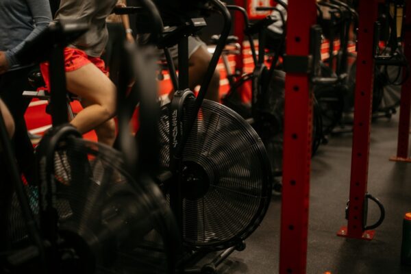 Photo Cyclist lifting weights
