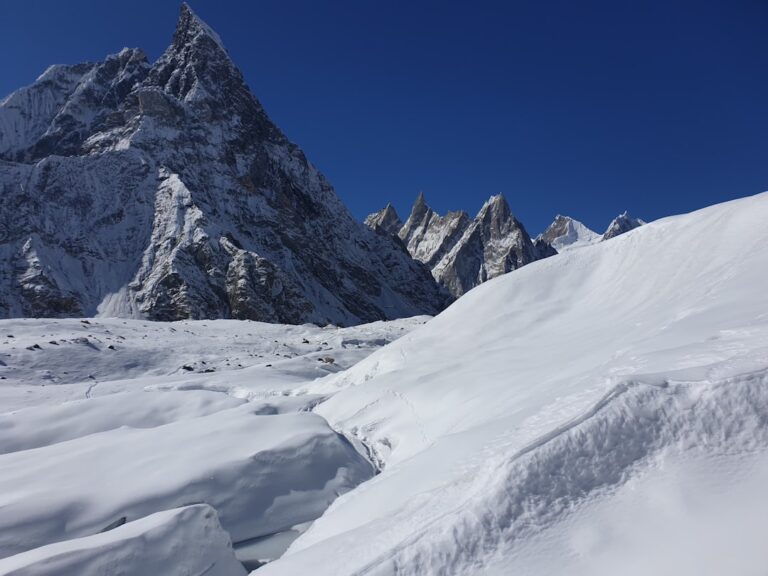 Photo Mountainside climbing