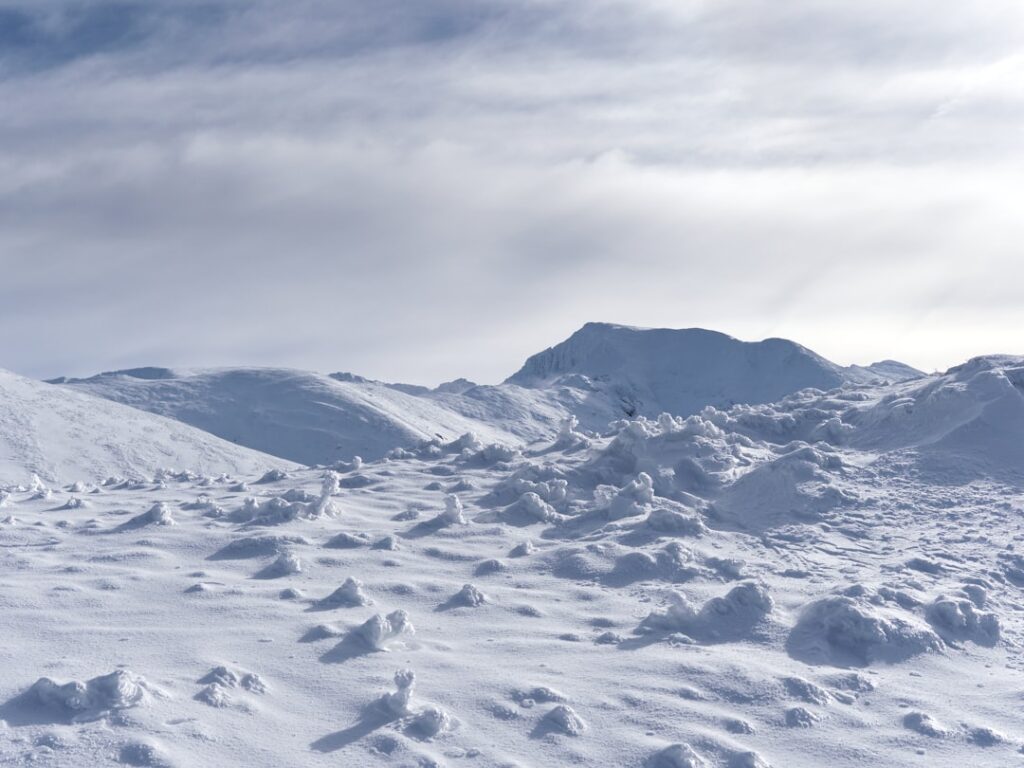 Photo Snow-covered mountains