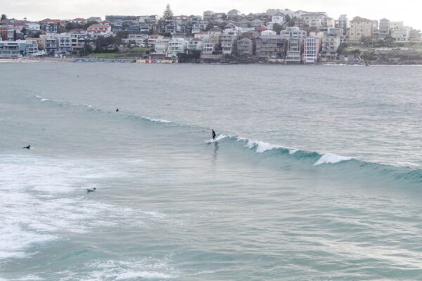Photo Surfer riding wave
