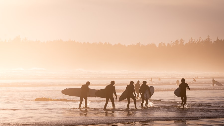 Photo Surfer riding wave