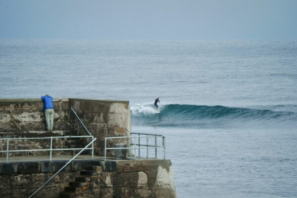 Photo Surfer riding wave