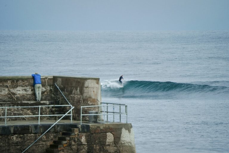 Photo Surfer riding wave