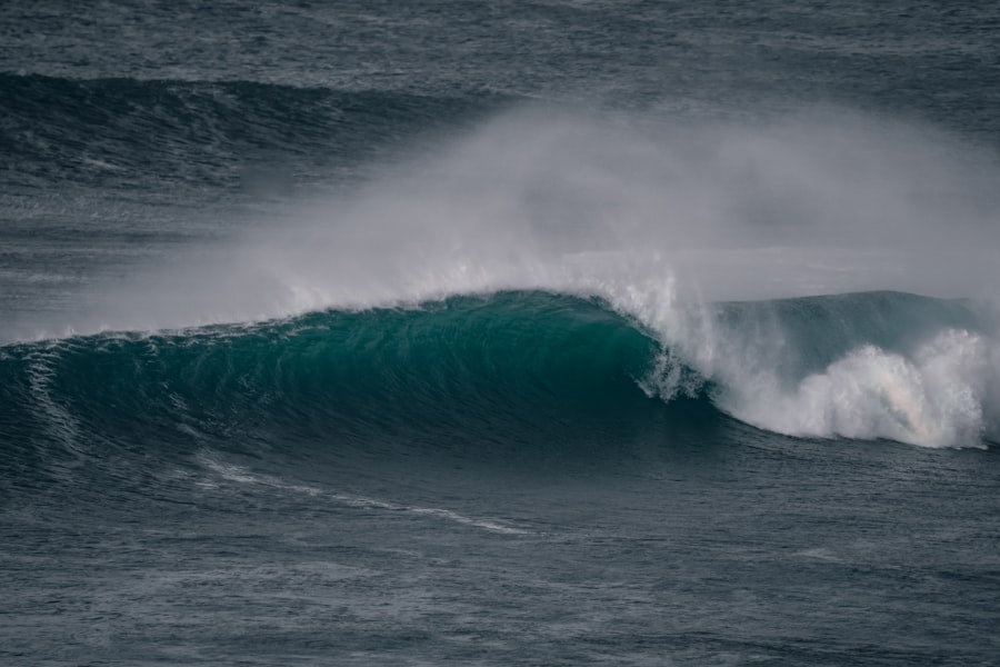 Photo Surfer riding wave