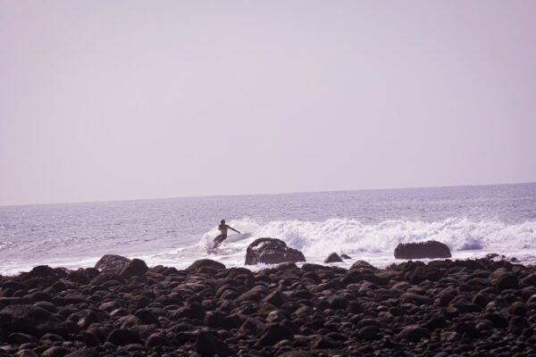 Photo Surfer meditating