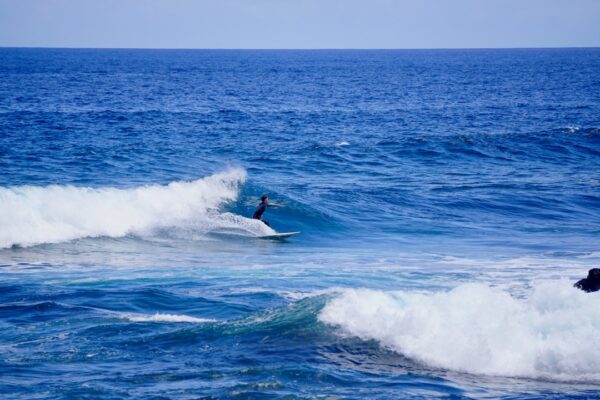 Photo Surfer riding wave