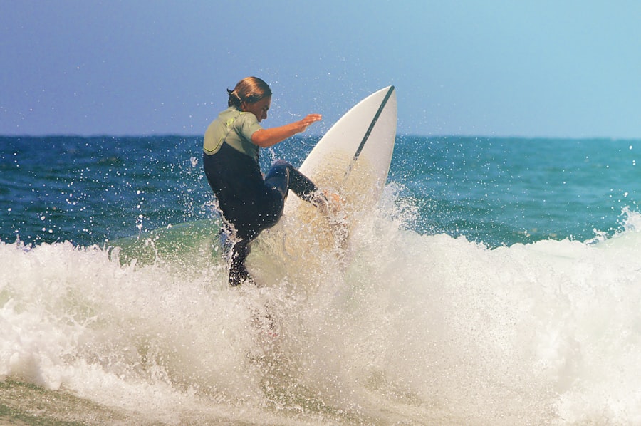 Photo Surfer riding wave