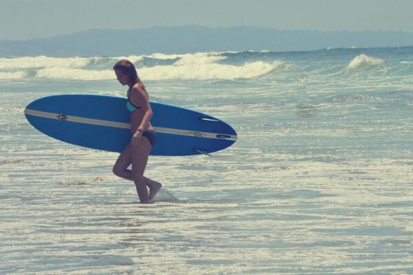 Photo Surfer riding wave