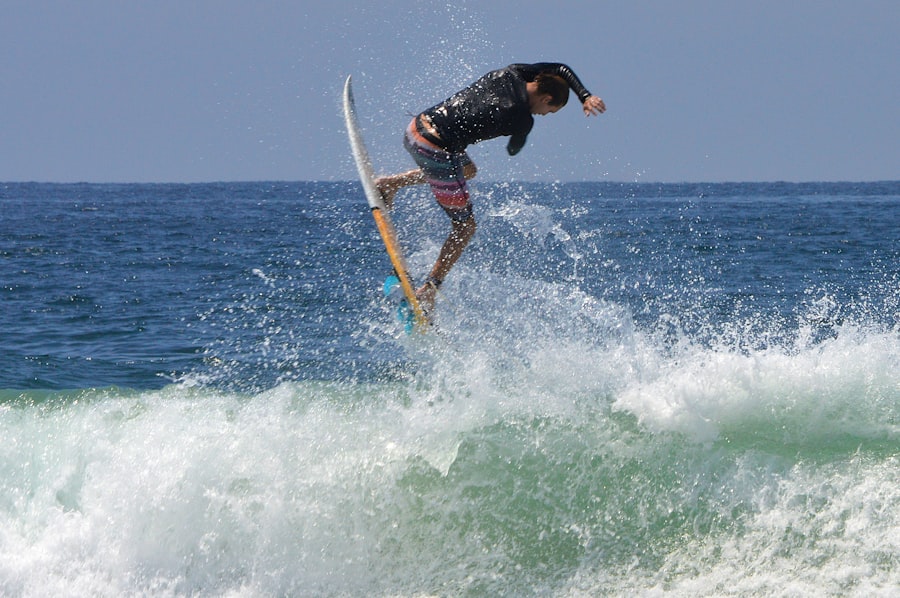 Photo Surfer riding wave